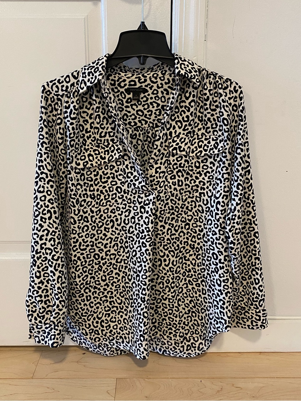 Ann Taylor Animal Print V Neck Long Sleeve Blouse Size Small Leopard Top Work
